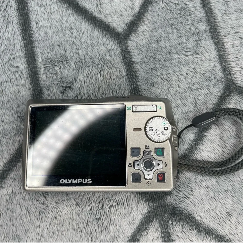 Olympus Stylus 710 All Weather 7.1MP Digital Camera 3x Optical Zoom UNTESTED V